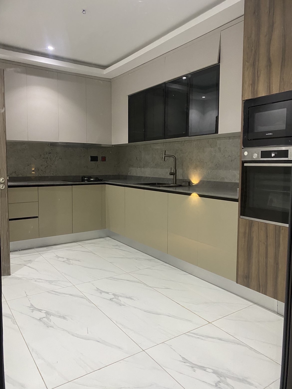 Elegant 4-bedroom House: Space, Style & Comfort