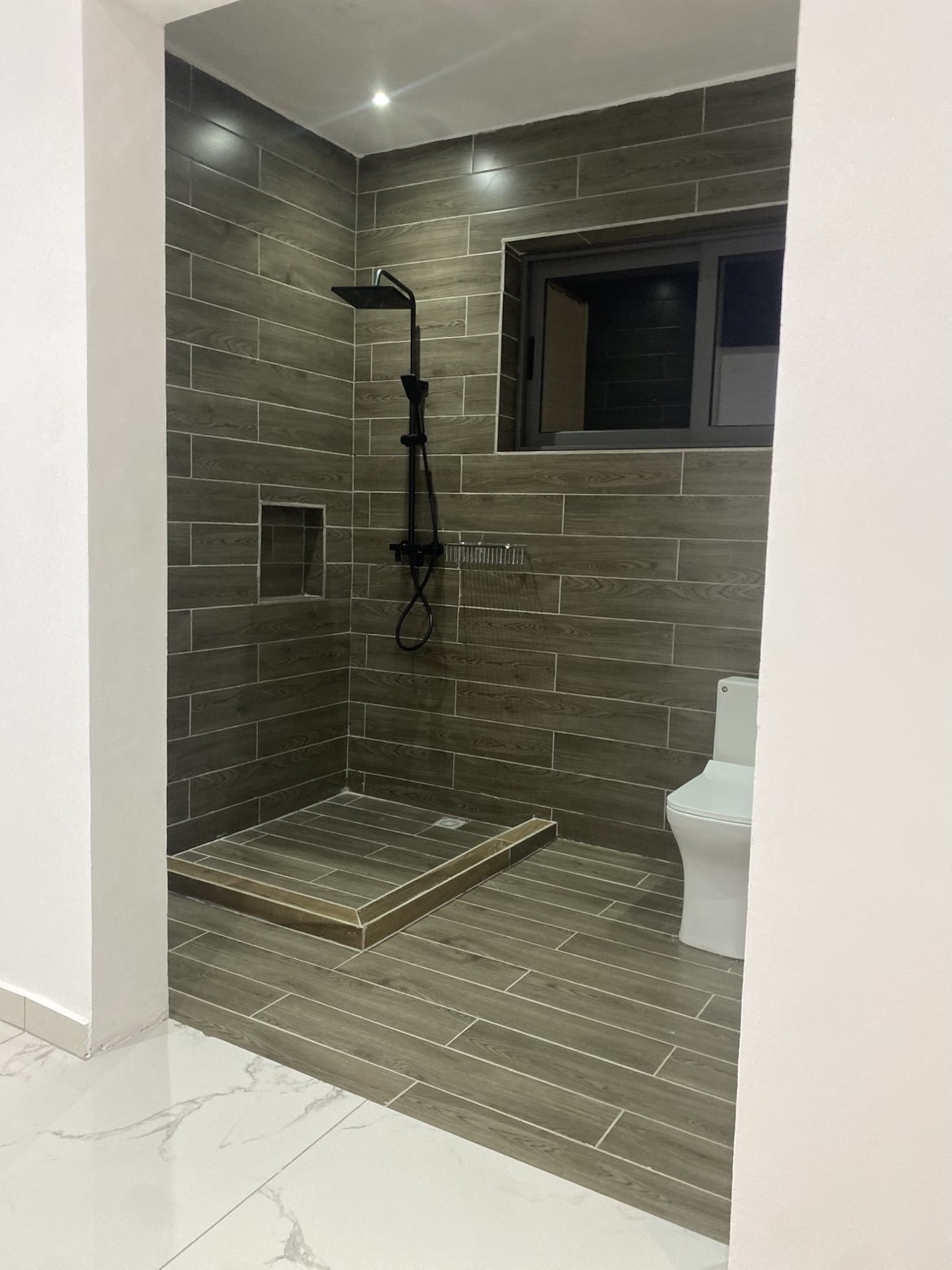 Elegant 4-bedroom House: Space, Style & Comfort