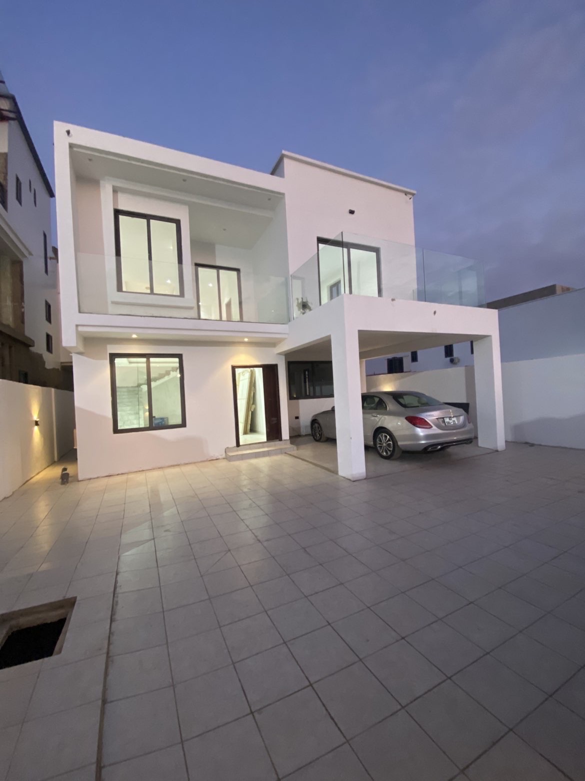 Elegant 4-bedroom House: Space, Style & Comfort