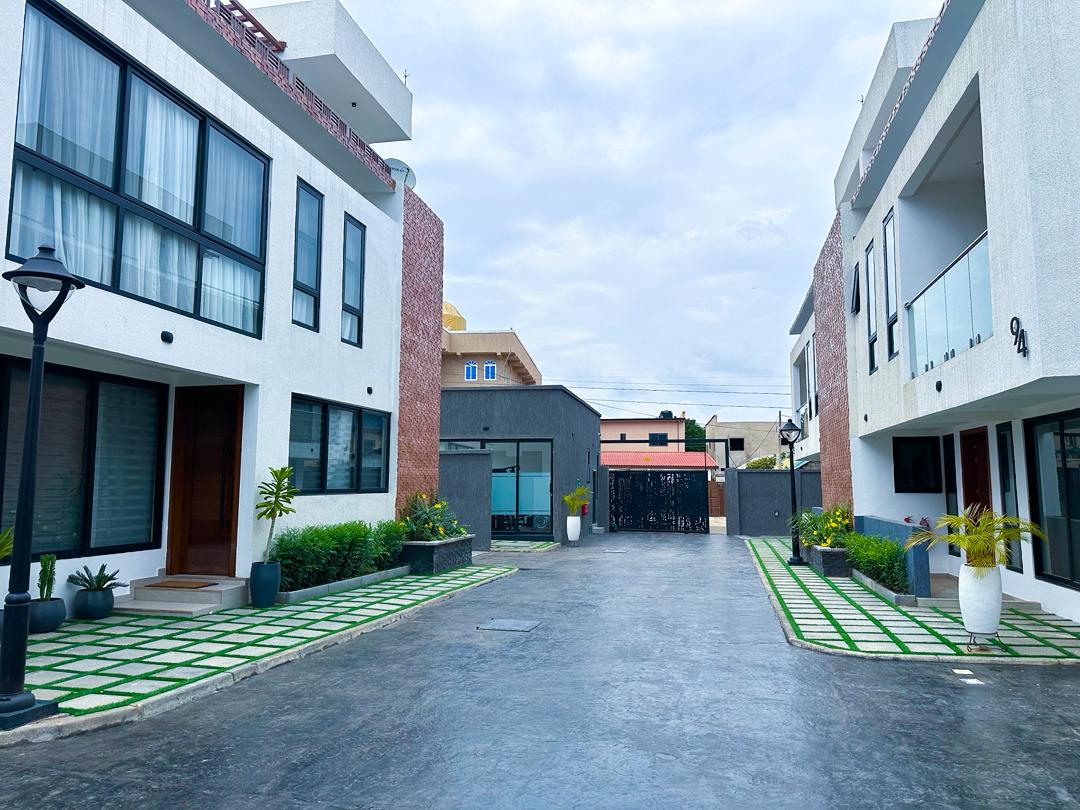 Artistic 3-Bed Townhouse w/ Pool & Gym