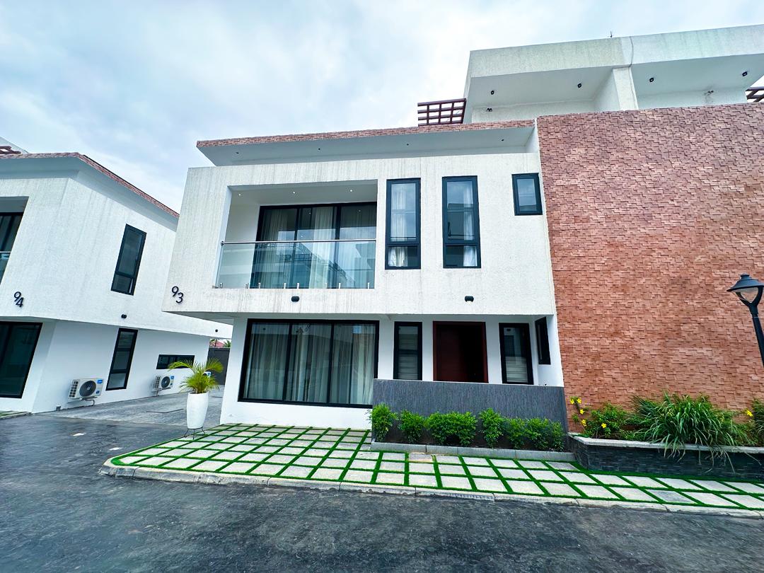 Artistic 3-Bed Townhouse w/ Pool & Gym