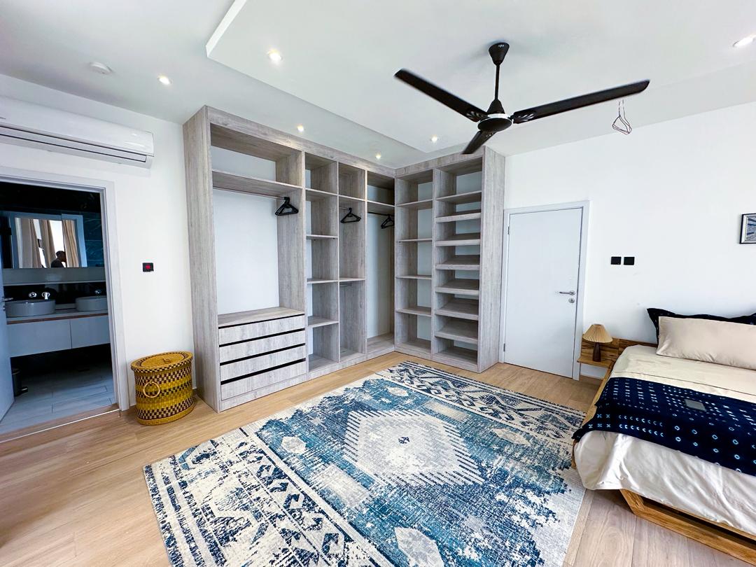 Artistic 3-Bed Townhouse w/ Pool & Gym