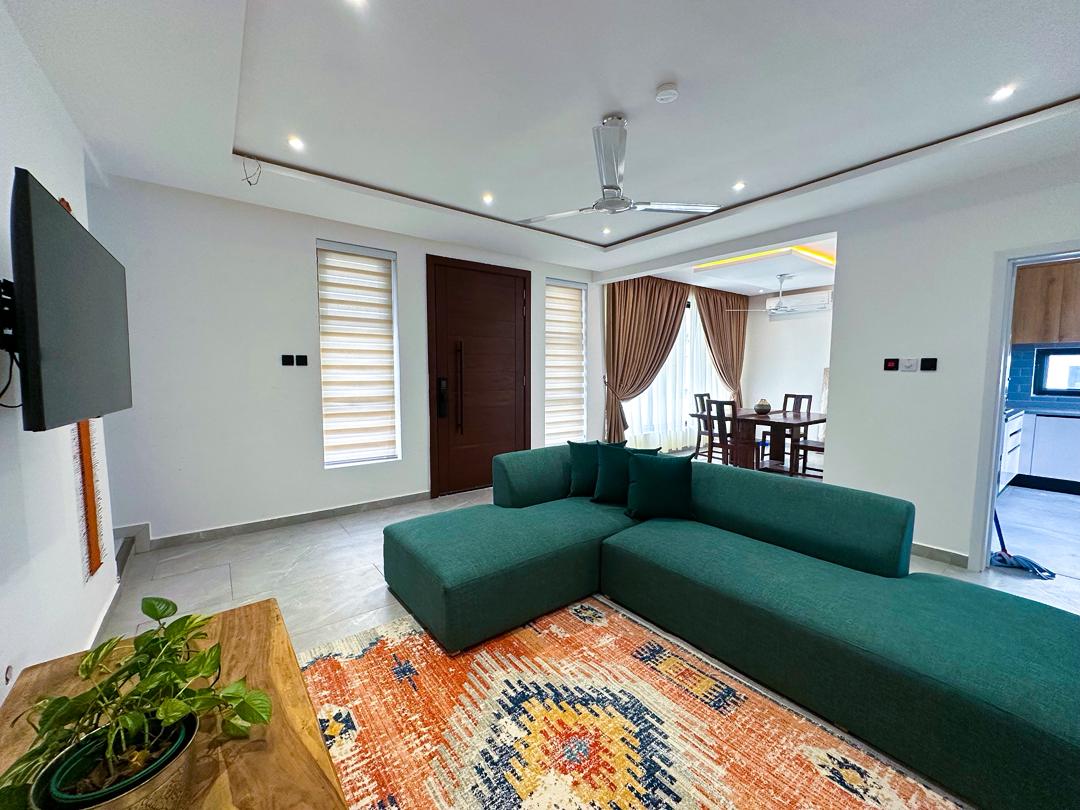 Artistic 3-Bed Townhouse w/ Pool & Gym