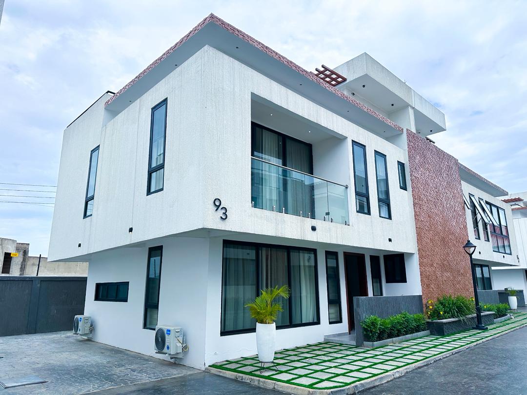 Artistic 3-Bed Townhouse w/ Pool & Gym