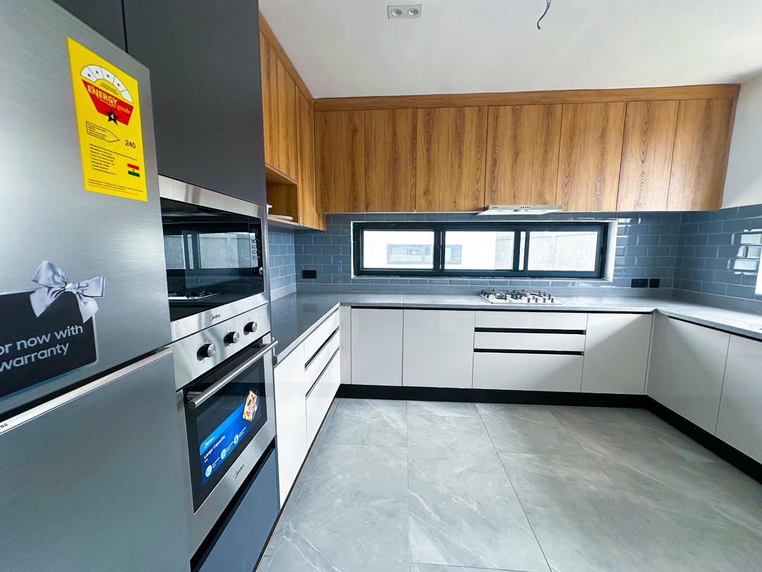 Artistic 3-Bed Townhouse w/ Pool & Gym